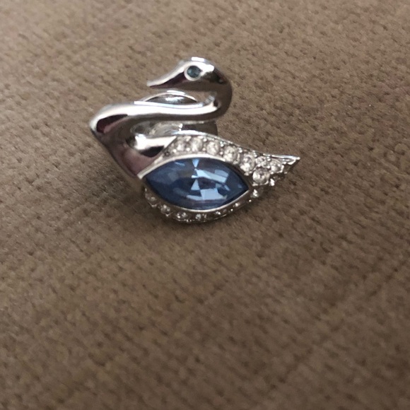 Vintage Swarovski Swan Pin- 770 $30 or $25 w/offer - Picture 1 of 4